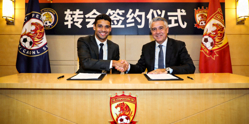 足球运动员转会签约仪式的正式场合